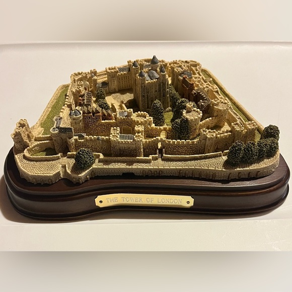 Fraser Creations. The Tower of London on Plinth. #77 Made in Scotland. 1992. - Picture 1 of 6